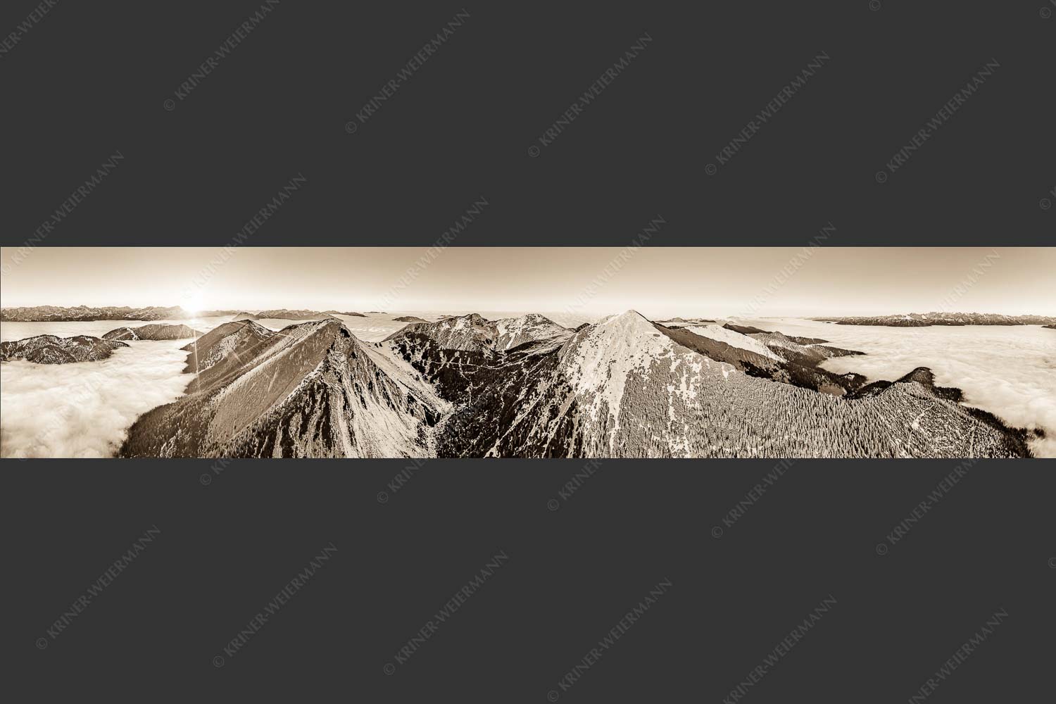 Blick über Krottenköpfe Simetsberg zur Benediktenwand und zum Sonnenuntergang an der Zugspitze - Weit übern Nebel 5:1 sepia -- Estergebirge Panorama mit Wetterstein - mehr Infos bei www.Kriner-Weiermann.de