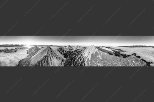 Blick über Krottenköpfe Simetsberg zur Benediktenwand und zum Sonnenuntergang an der Zugspitze - Weit übern Nebel 5:1 sw -- Estergebirge Panorama mit Wetterstein - mehr Infos bei www.Kriner-Weiermann.de