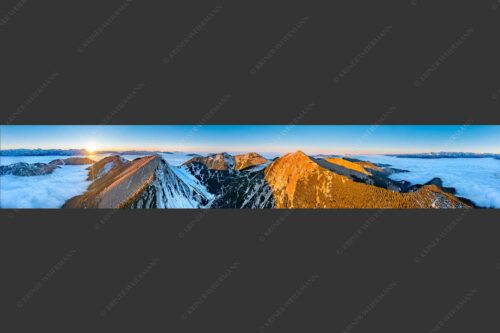 Blick über Krottenköpfe Simetsberg zur Benediktenwand und zum Sonnenuntergang an der Zugspitze - Weit übern Nebel 6:1  -- Estergebirge Panorama mit Wetterstein - mehr Infos bei www.Kriner-Weiermann.de