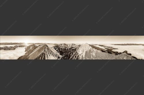 Blick über Krottenköpfe Simetsberg zur Benediktenwand und zum Sonnenuntergang an der Zugspitze - Weit übern Nebel 6:1 sepia -- Estergebirge Panorama mit Wetterstein - mehr Infos bei www.Kriner-Weiermann.de