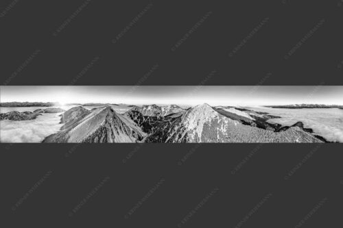 Blick über Krottenköpfe Simetsberg zur Benediktenwand und zum Sonnenuntergang an der Zugspitze - Weit übern Nebel 6:1 sw -- Estergebirge Panorama mit Wetterstein - mehr Infos bei www.Kriner-Weiermann.de