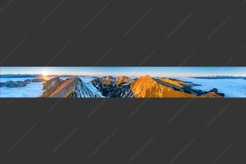 Blick über Krottenköpfe Simetsberg zur Benediktenwand und zum Sonnenuntergang an der Zugspitze - Weit übern Nebel 8:1  -- Estergebirge Panorama mit Wetterstein - mehr Infos bei www.Kriner-Weiermann.de