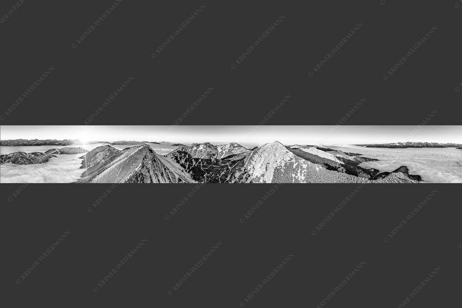 Blick über Krottenköpfe Simetsberg zur Benediktenwand und zum Sonnenuntergang an der Zugspitze - Weit übern Nebel 8:1 sw -- Estergebirge Panorama mit Wetterstein - mehr Infos bei www.Kriner-Weiermann.de