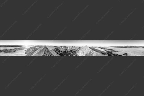 Blick über Krottenköpfe Simetsberg zur Benediktenwand und zum Sonnenuntergang an der Zugspitze - Weit übern Nebel 9:1 sw -- Estergebirge Panorama mit Wetterstein - mehr Infos bei www.Kriner-Weiermann.de