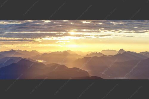 Sonnenaufgang über den Bayerische Voralpen und Karwendel von der Weilheimer Hütte - Weitblick 2,5:1  -- Traumstimmung über Isar - mehr Infos bei www.Kriner-Weiermann.de