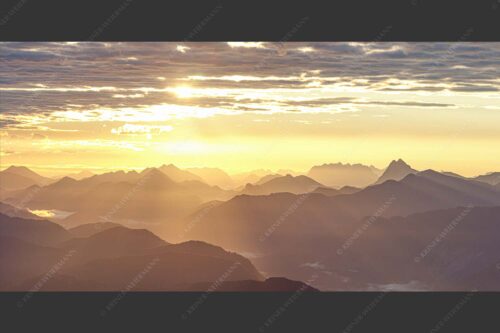Sonnenaufgang über den Bayerische Voralpen und Karwendel von der Weilheimer Hütte - Weitblick 2:1  -- Traumstimmung über Isar - mehr Infos bei www.Kriner-Weiermann.de