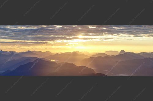 Sonnenaufgang über den Bayerische Voralpen und Karwendel von der Weilheimer Hütte - Weitblick 3:1  -- Traumstimmung über Isar - mehr Infos bei www.Kriner-Weiermann.de