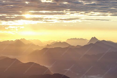 Sonnenaufgang über den Bayerische Voralpen und Karwendel von der Weilheimer Hütte - Weitblick 3:2  -- Traumstimmung über Isar - mehr Infos bei www.Kriner-Weiermann.de