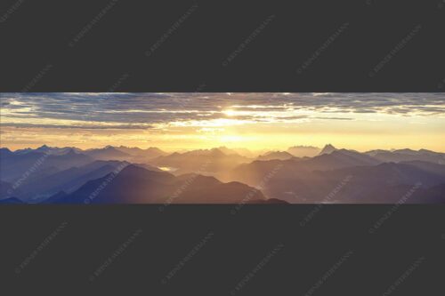Sonnenaufgang über den Bayerische Voralpen und Karwendel von der Weilheimer Hütte - Weitblick 4:1  -- Traumstimmung über Isar - mehr Infos bei www.Kriner-Weiermann.de