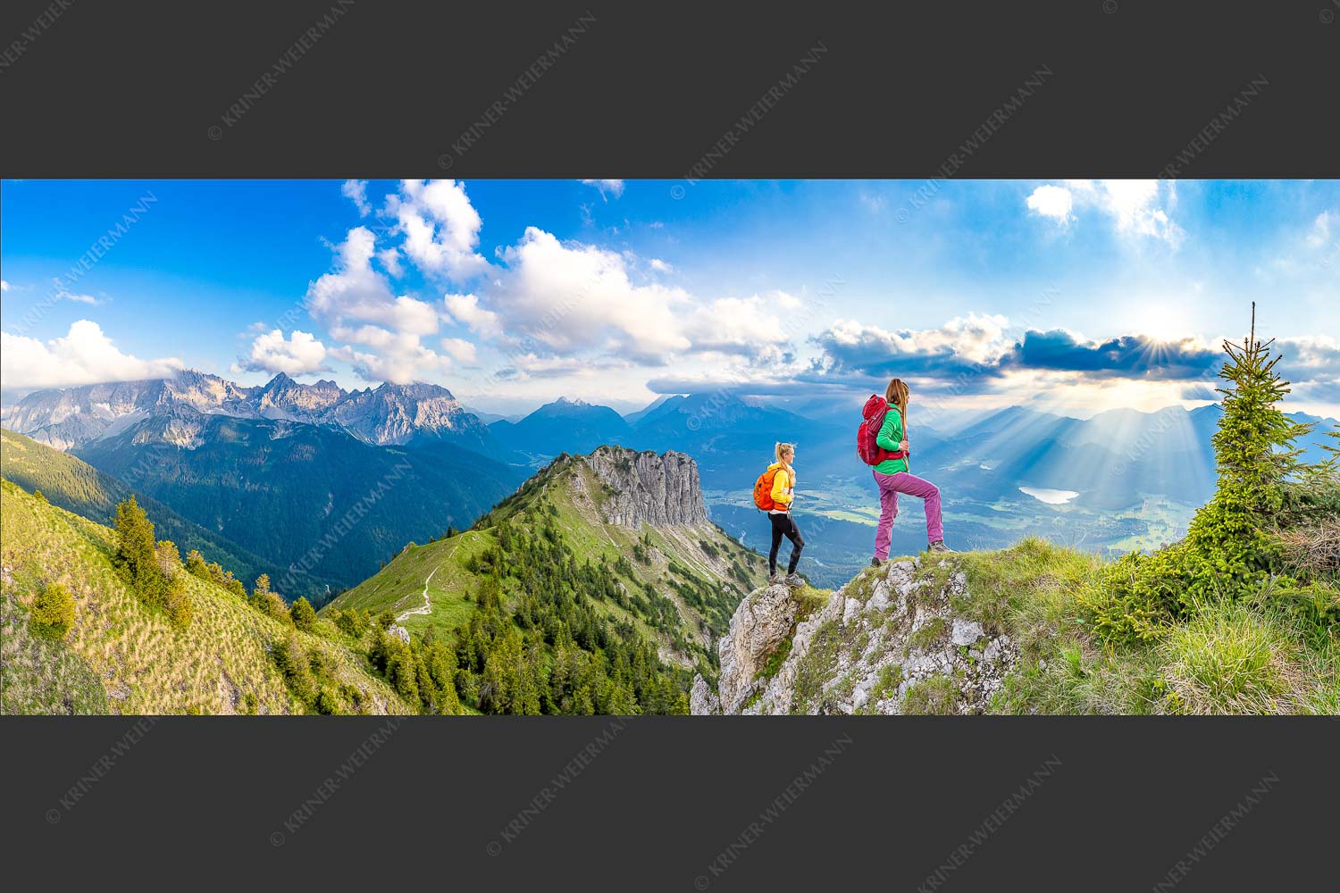 Blick vom Seinskopf über Krün in den Sonnenuntergang - Weitsichtig 2,5:1  -- Bergwanderer am Seinskopf im Soiern - mehr Infos bei www.Kriner-Weiermann.de