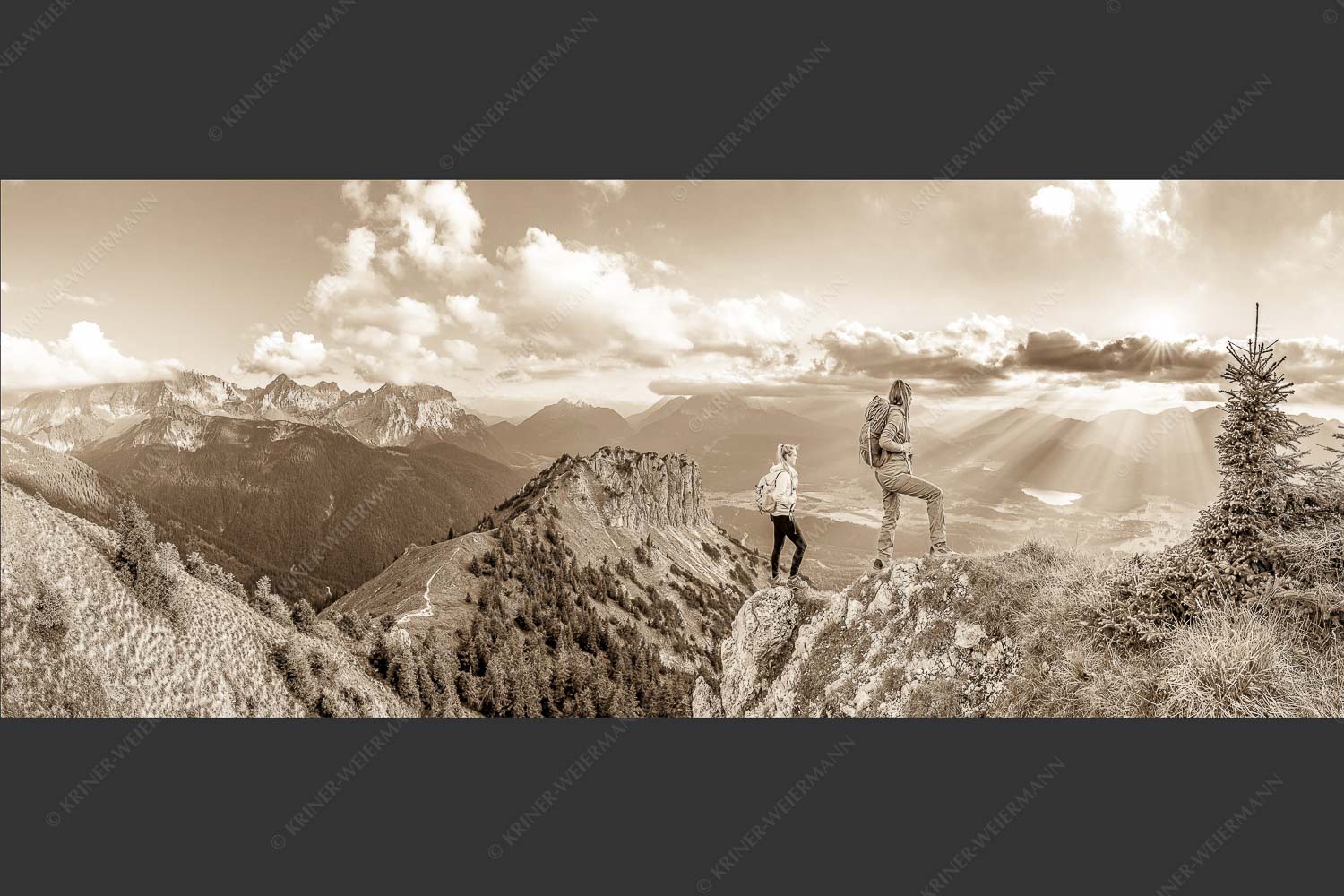 Blick vom Seinskopf über Krün in den Sonnenuntergang - Weitsichtig 2,5:1 sepia -- Bergwanderer am Seinskopf im Soiern - mehr Infos bei www.Kriner-Weiermann.de