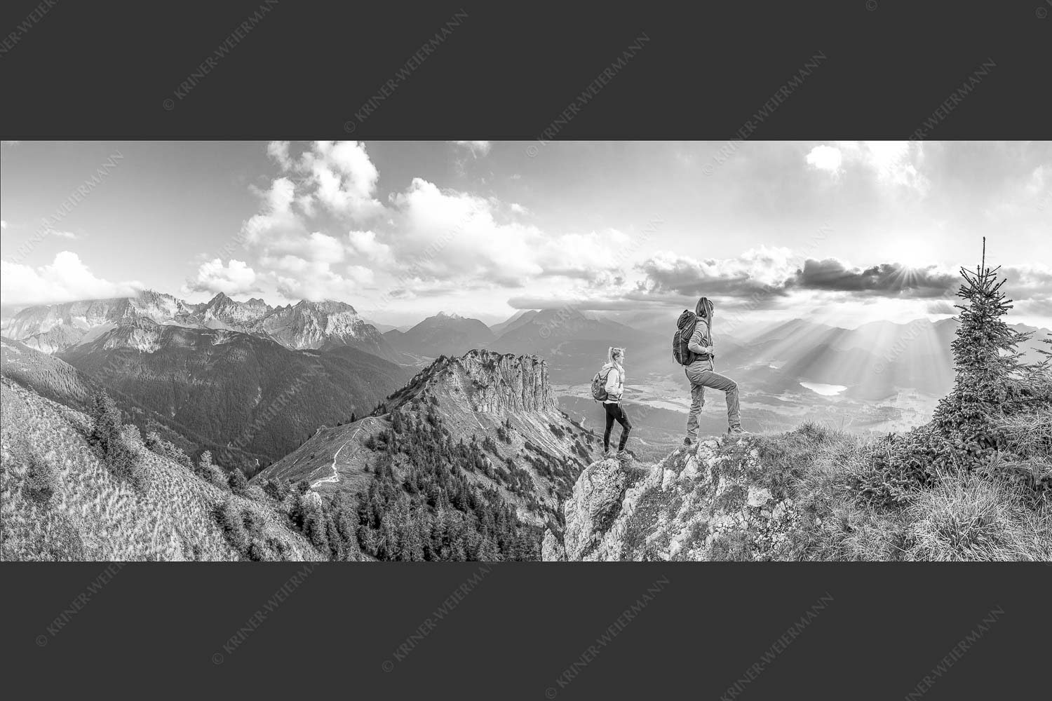 Blick vom Seinskopf über Krün in den Sonnenuntergang - Weitsichtig 2,5:1 sw -- Bergwanderer am Seinskopf im Soiern - mehr Infos bei www.Kriner-Weiermann.de