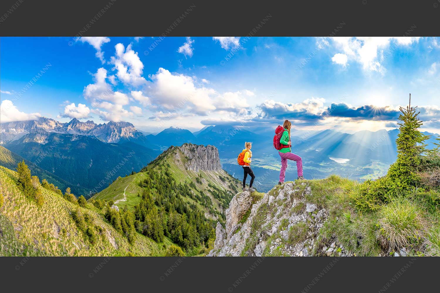 Blick vom Seinskopf über Krün in den Sonnenuntergang - Weitsichtig 2:1  -- Bergwanderer am Seinskopf im Soiern - mehr Infos bei www.Kriner-Weiermann.de