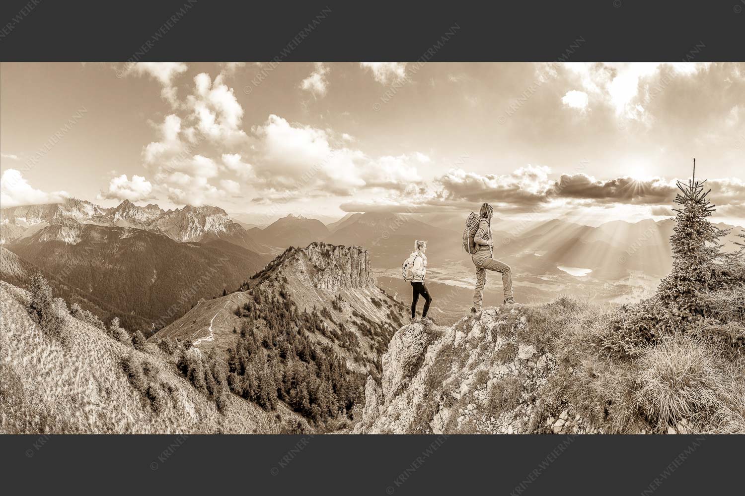 Blick vom Seinskopf über Krün in den Sonnenuntergang - Weitsichtig 2:1 sepia -- Bergwanderer am Seinskopf im Soiern - mehr Infos bei www.Kriner-Weiermann.de