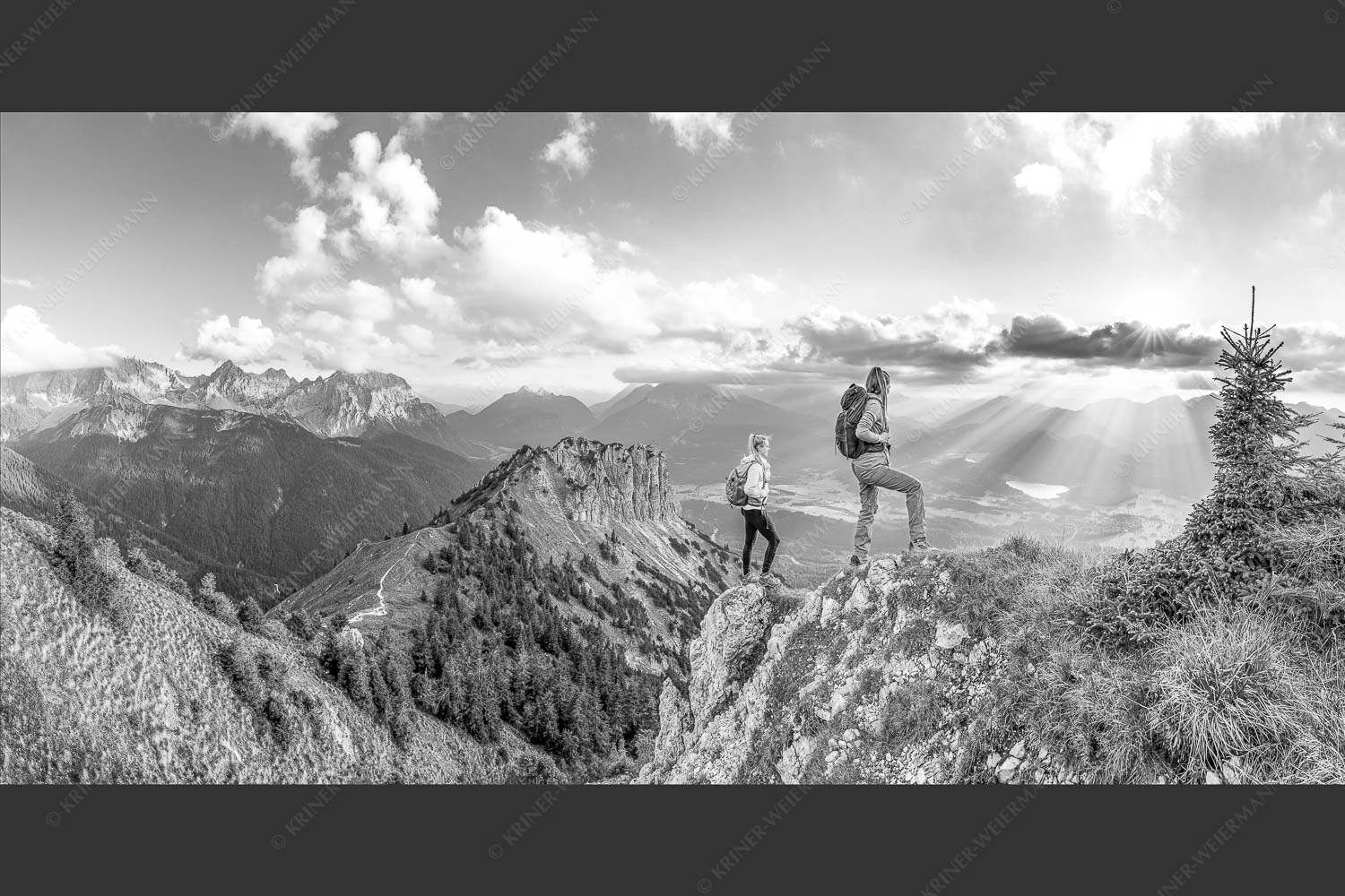 Blick vom Seinskopf über Krün in den Sonnenuntergang - Weitsichtig 2:1 sw -- Bergwanderer am Seinskopf im Soiern - mehr Infos bei www.Kriner-Weiermann.de