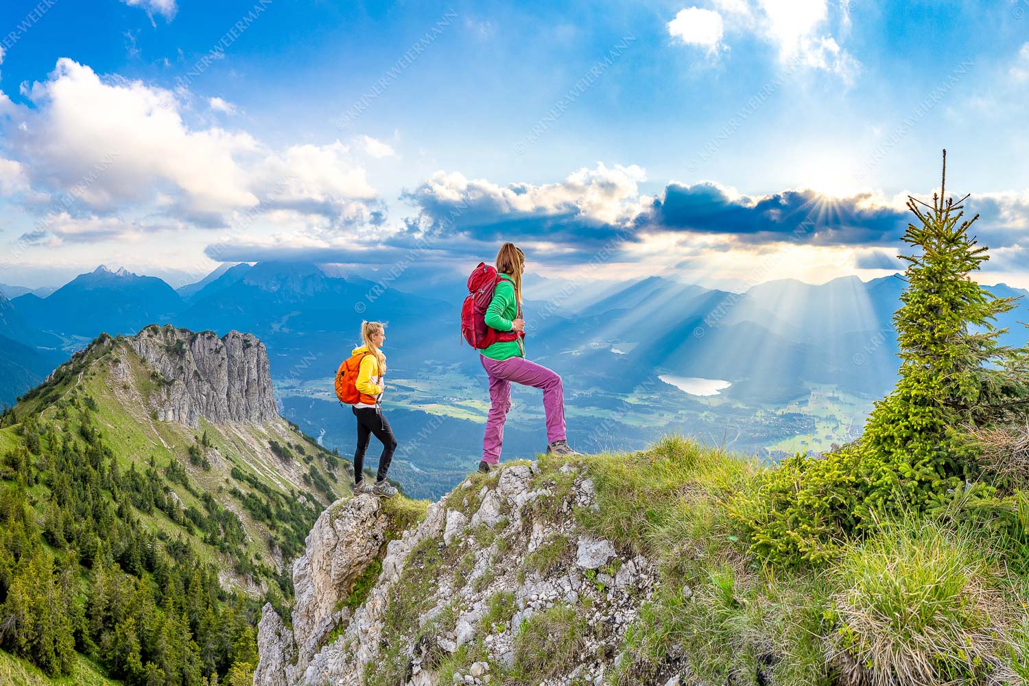 Blick vom Seinskopf über Krün in den Sonnenuntergang - Weitsichtig 3:2  -- Bergwanderer am Seinskopf im Soiern - mehr Infos bei www.Kriner-Weiermann.de