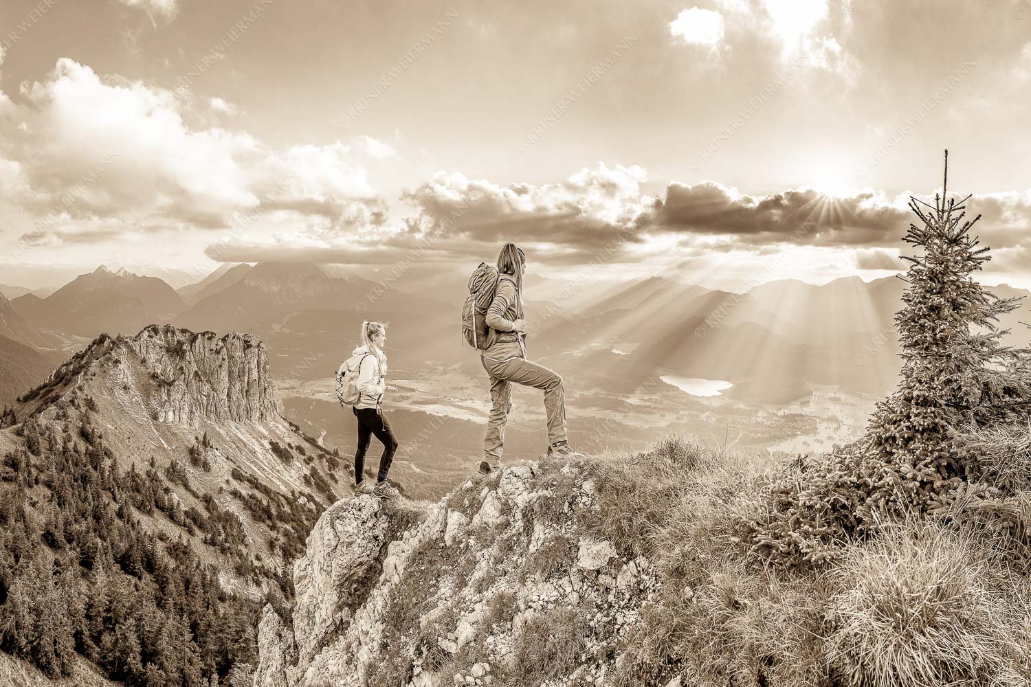 Blick vom Seinskopf über Krün in den Sonnenuntergang - Weitsichtig 3:2 sepia -- Bergwanderer am Seinskopf im Soiern - mehr Infos bei www.Kriner-Weiermann.de