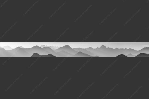 Weit schweift der Blick über das Ammergebirge bis hin zu den Allgäuer Alpen - Welt der Sihouetten 10:1 sw -- Gipfel und Bergketten - mehr Infos bei www.Kriner-Weiermann.de