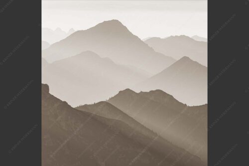 Weit schweift der Blick über das Ammergebirge bis hin zu den Allgäuer Alpen - Welt der Sihouetten 1:1 sepia -- Gipfel und Bergketten - mehr Infos bei www.Kriner-Weiermann.de