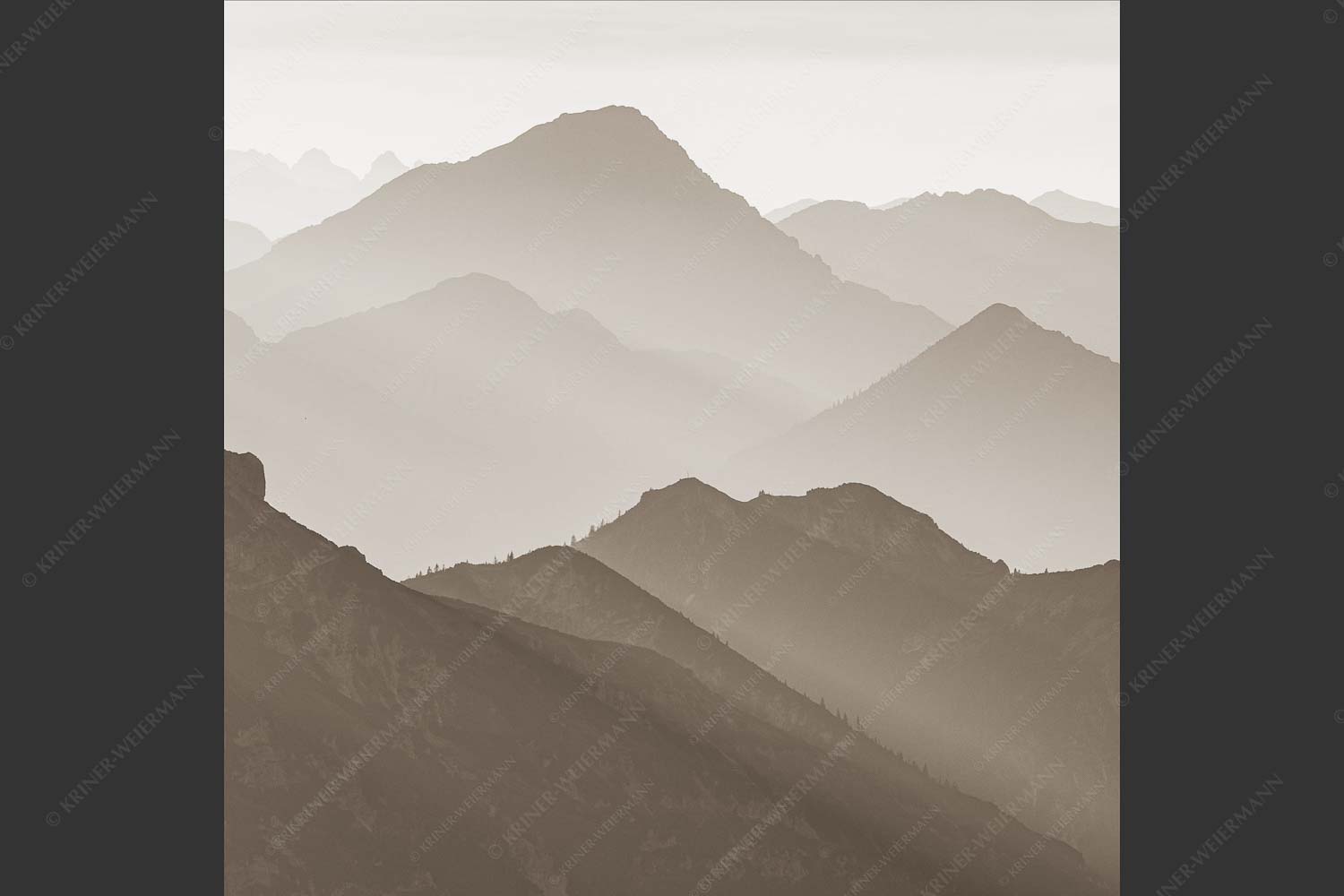 Weit schweift der Blick über das Ammergebirge bis hin zu den Allgäuer Alpen - Welt der Sihouetten 1:1 sepia -- Gipfel und Bergketten - mehr Infos bei www.Kriner-Weiermann.de
