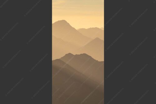 Weit schweift der Blick über das Ammergebirge bis hin zu den Allgäuer Alpen - Welt der Sihouetten 1:2  -- Gipfel und Bergketten - mehr Infos bei www.Kriner-Weiermann.de