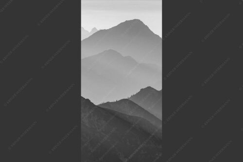 Weit schweift der Blick über das Ammergebirge bis hin zu den Allgäuer Alpen - Welt der Sihouetten 1:2 sw -- Gipfel und Bergketten - mehr Infos bei www.Kriner-Weiermann.de