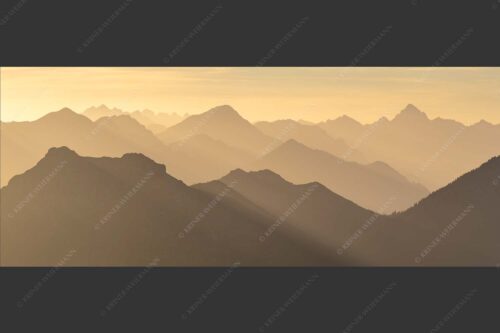 Weit schweift der Blick über das Ammergebirge bis hin zu den Allgäuer Alpen - Welt der Sihouetten 2,5:1  -- Gipfel und Bergketten - mehr Infos bei www.Kriner-Weiermann.de