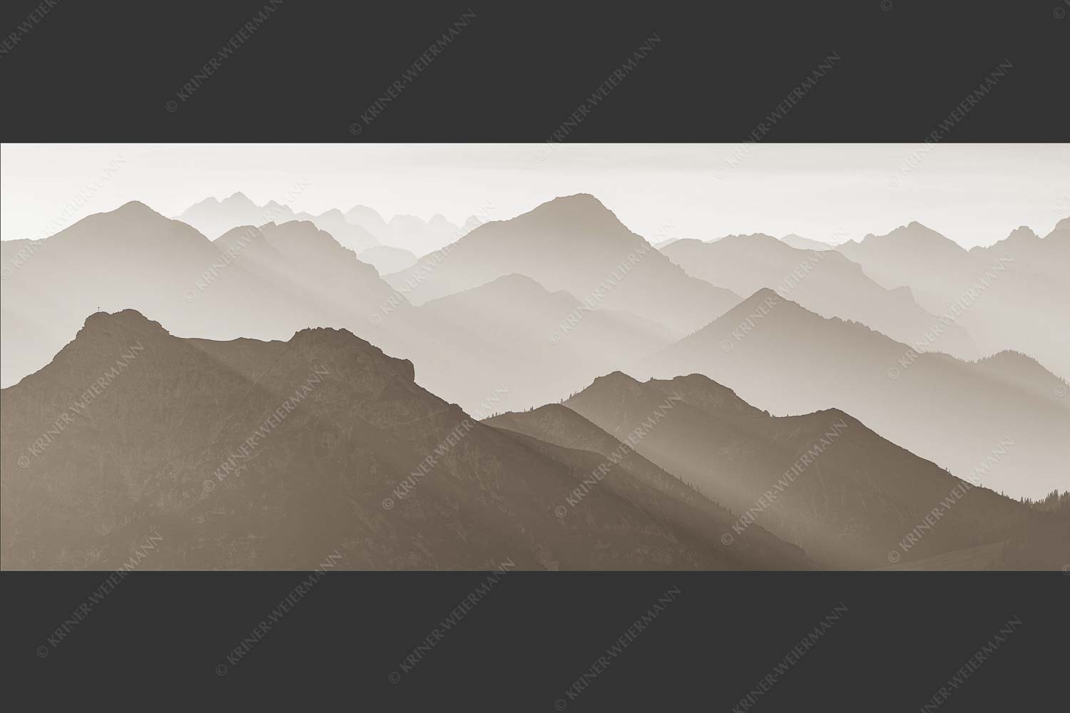 Weit schweift der Blick über das Ammergebirge bis hin zu den Allgäuer Alpen - Welt der Sihouetten 2,5:1 sepia -- Gipfel und Bergketten - mehr Infos bei www.Kriner-Weiermann.de