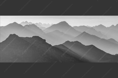 Weit schweift der Blick über das Ammergebirge bis hin zu den Allgäuer Alpen - Welt der Sihouetten 2,5:1 sw -- Gipfel und Bergketten - mehr Infos bei www.Kriner-Weiermann.de