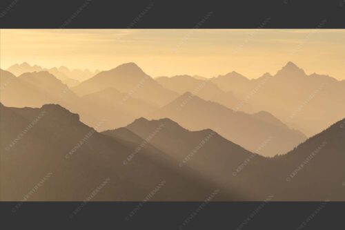 Weit schweift der Blick über das Ammergebirge bis hin zu den Allgäuer Alpen - Welt der Sihouetten 2:1  -- Gipfel und Bergketten - mehr Infos bei www.Kriner-Weiermann.de