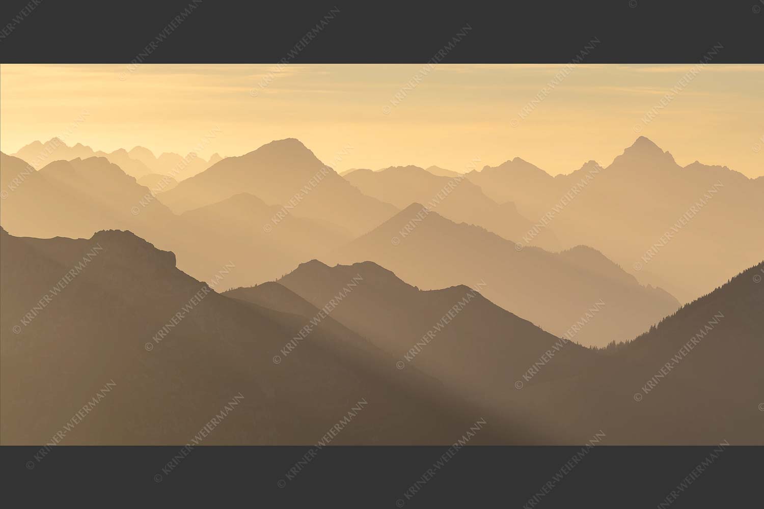 Weit schweift der Blick über das Ammergebirge bis hin zu den Allgäuer Alpen - Welt der Sihouetten 2:1 -- Gipfel und Bergketten - mehr Infos bei www.Kriner-Weiermann.de