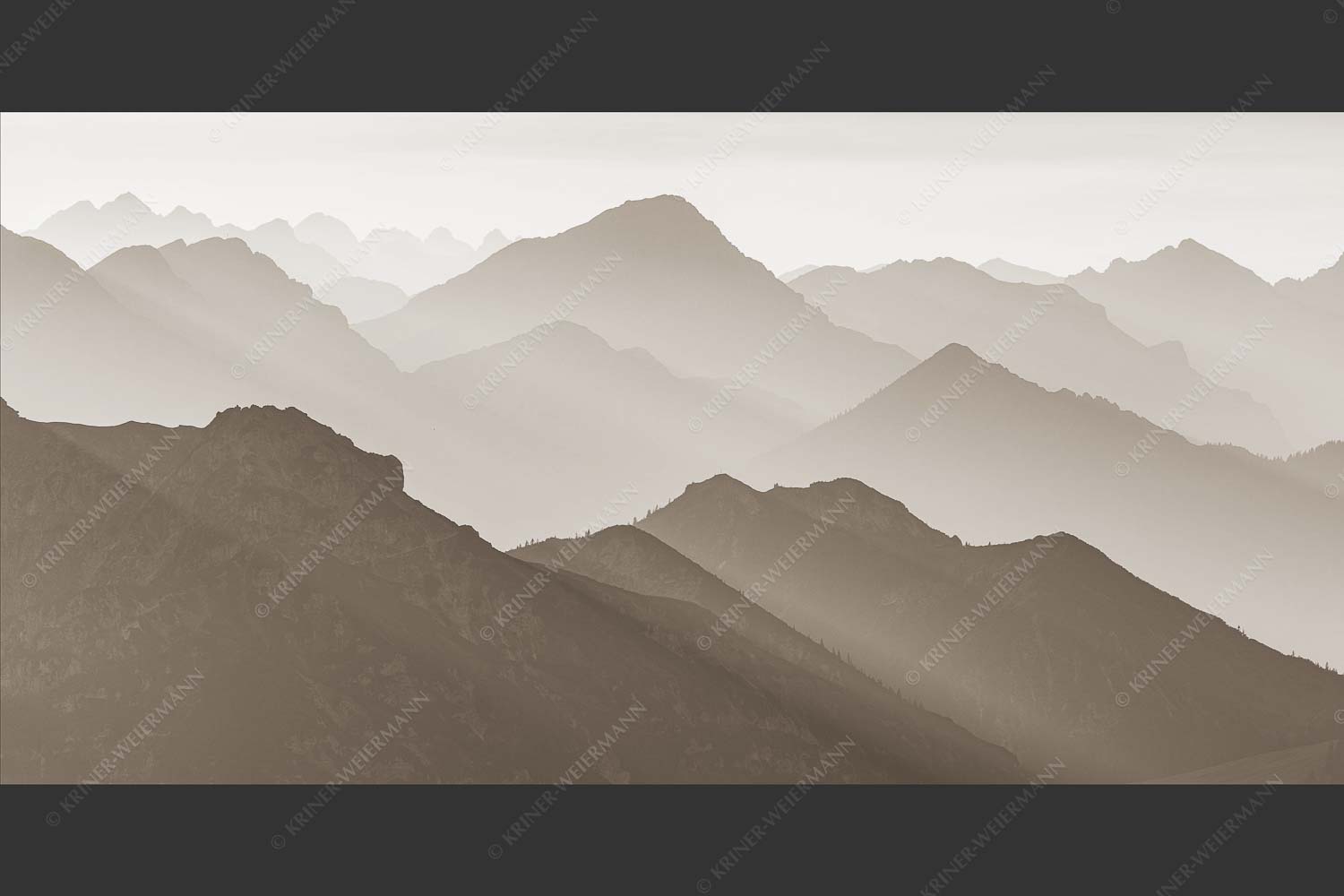 Weit schweift der Blick über das Ammergebirge bis hin zu den Allgäuer Alpen - Welt der Sihouetten 2:1 sepia -- Gipfel und Bergketten - mehr Infos bei www.Kriner-Weiermann.de