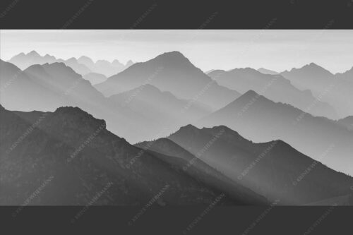 Weit schweift der Blick über das Ammergebirge bis hin zu den Allgäuer Alpen - Welt der Sihouetten 2:1 sw -- Gipfel und Bergketten - mehr Infos bei www.Kriner-Weiermann.de
