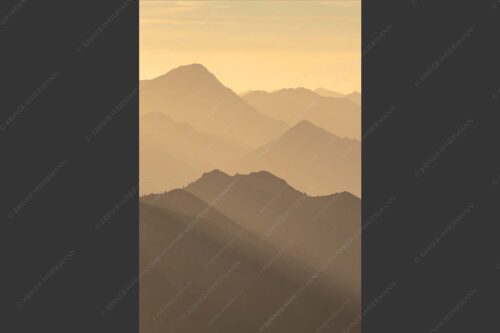 Weit schweift der Blick über das Ammergebirge bis hin zu den Allgäuer Alpen - Welt der Sihouetten 2:3  -- Gipfel und Bergketten - mehr Infos bei www.Kriner-Weiermann.de