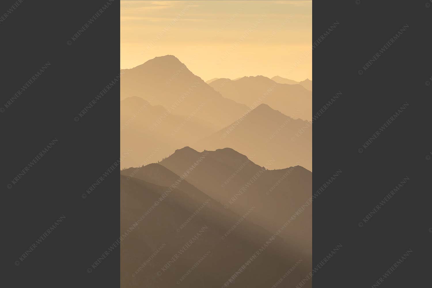 Weit schweift der Blick über das Ammergebirge bis hin zu den Allgäuer Alpen - Welt der Sihouetten 2:3 -- Gipfel und Bergketten - mehr Infos bei www.Kriner-Weiermann.de