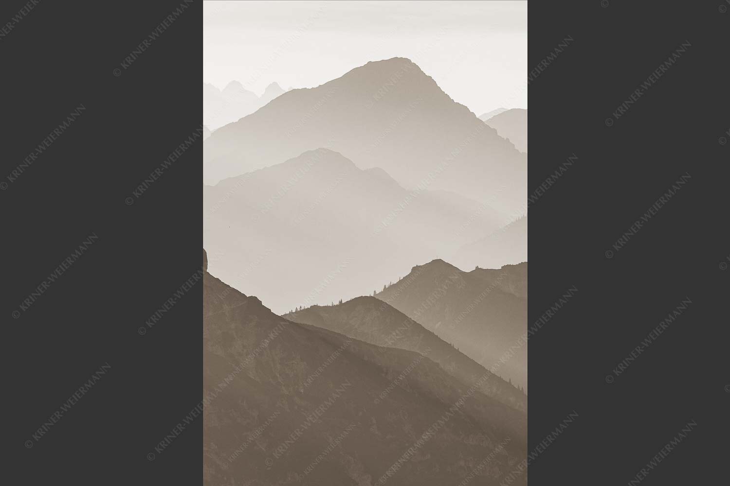 Weit schweift der Blick über das Ammergebirge bis hin zu den Allgäuer Alpen - Welt der Sihouetten 2:3 sepia -- Gipfel und Bergketten - mehr Infos bei www.Kriner-Weiermann.de