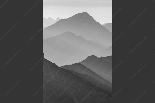 Weit schweift der Blick über das Ammergebirge bis hin zu den Allgäuer Alpen - Welt der Sihouetten 2:3 sw -- Gipfel und Bergketten - mehr Infos bei www.Kriner-Weiermann.de