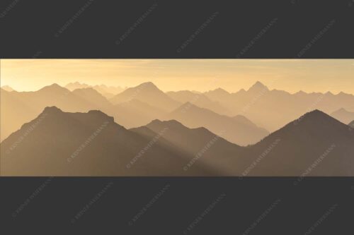 Weit schweift der Blick über das Ammergebirge bis hin zu den Allgäuer Alpen - Welt der Sihouetten 3:1  -- Gipfel und Bergketten - mehr Infos bei www.Kriner-Weiermann.de