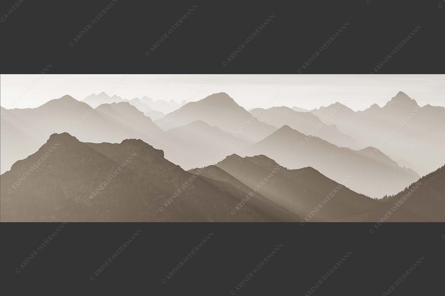 Weit schweift der Blick über das Ammergebirge bis hin zu den Allgäuer Alpen - Welt der Sihouetten 3:1 sepia -- Gipfel und Bergketten - mehr Infos bei www.Kriner-Weiermann.de