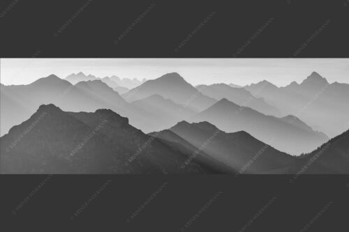 Weit schweift der Blick über das Ammergebirge bis hin zu den Allgäuer Alpen - Welt der Sihouetten 3:1 sw -- Gipfel und Bergketten - mehr Infos bei www.Kriner-Weiermann.de