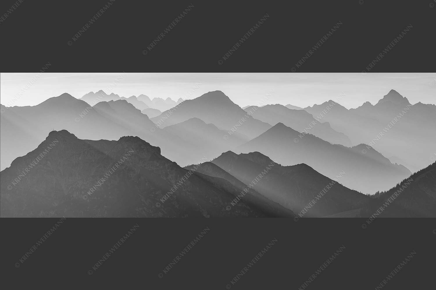 Weit schweift der Blick über das Ammergebirge bis hin zu den Allgäuer Alpen - Welt der Sihouetten 3:1 sw -- Gipfel und Bergketten - mehr Infos bei www.Kriner-Weiermann.de