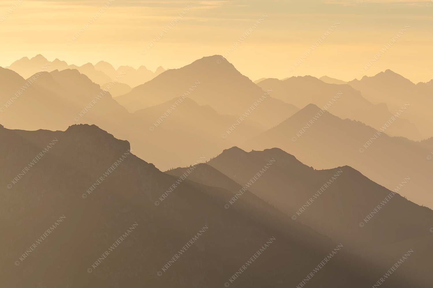 Weit schweift der Blick über das Ammergebirge bis hin zu den Allgäuer Alpen - Welt der Sihouetten 3:2  -- Gipfel und Bergketten - mehr Infos bei www.Kriner-Weiermann.de