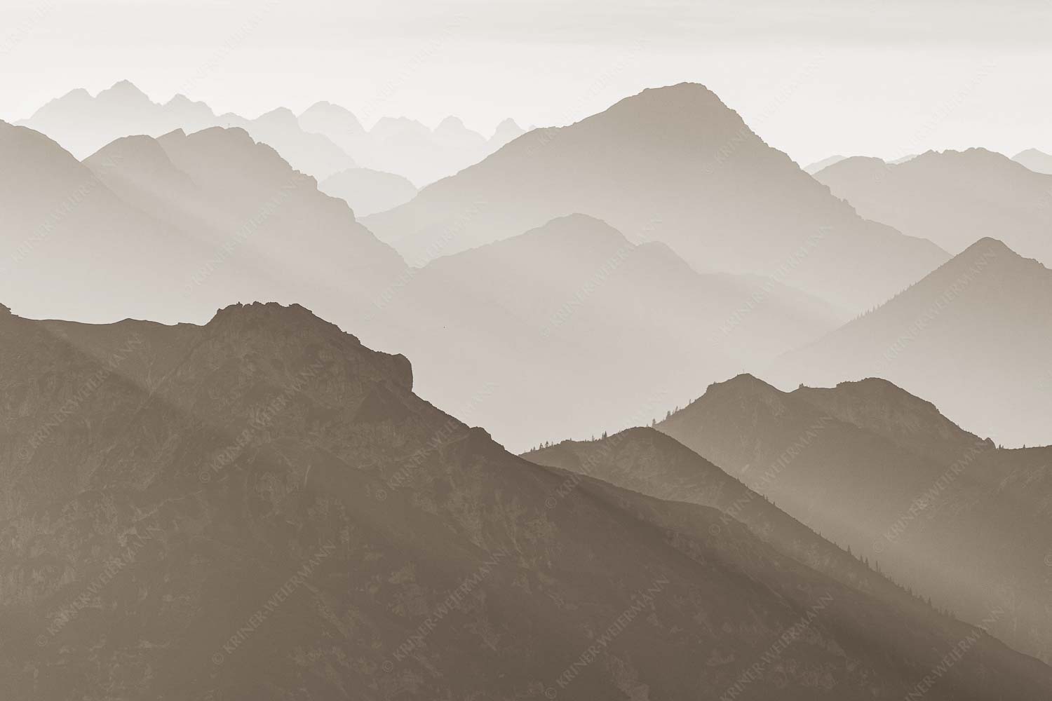 Weit schweift der Blick über das Ammergebirge bis hin zu den Allgäuer Alpen - Welt der Sihouetten 3:2 sepia -- Gipfel und Bergketten - mehr Infos bei www.Kriner-Weiermann.de