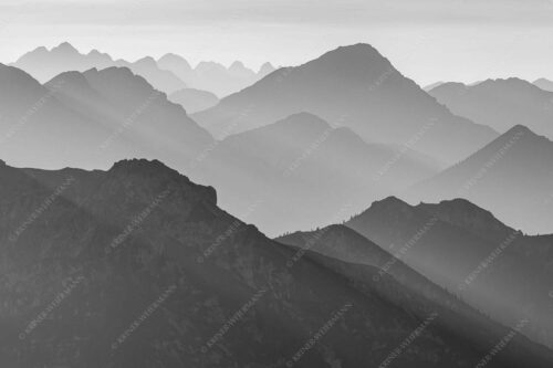 Weit schweift der Blick über das Ammergebirge bis hin zu den Allgäuer Alpen - Welt der Sihouetten 3:2 sw -- Gipfel und Bergketten - mehr Infos bei www.Kriner-Weiermann.de