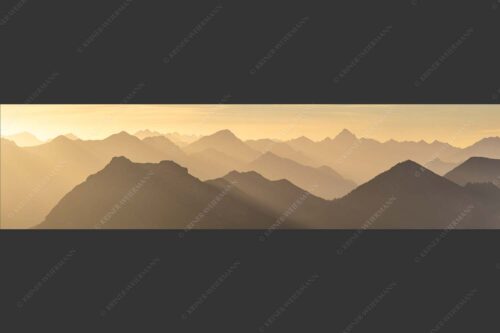 Weit schweift der Blick über das Ammergebirge bis hin zu den Allgäuer Alpen - Welt der Sihouetten 4:1  -- Gipfel und Bergketten - mehr Infos bei www.Kriner-Weiermann.de