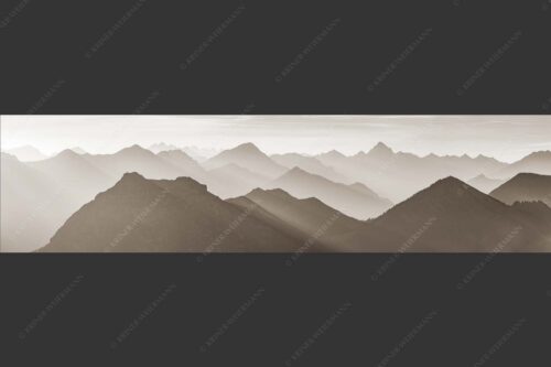 Weit schweift der Blick über das Ammergebirge bis hin zu den Allgäuer Alpen - Welt der Sihouetten 4:1 sepia -- Gipfel und Bergketten - mehr Infos bei www.Kriner-Weiermann.de