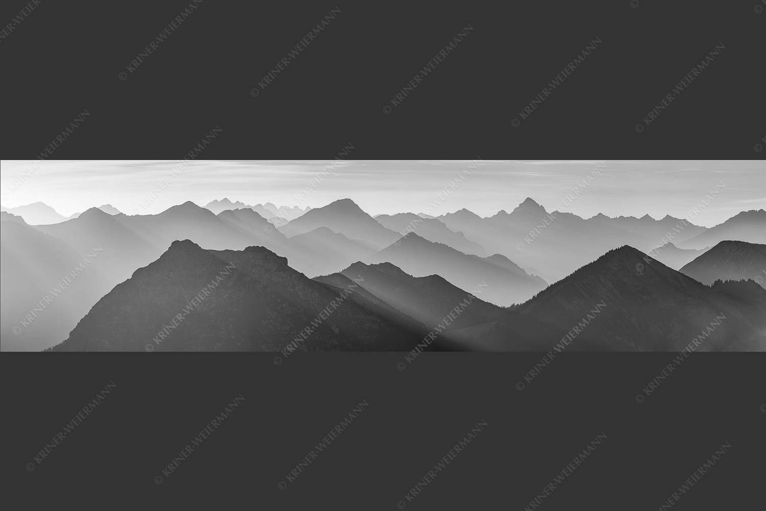 Weit schweift der Blick über das Ammergebirge bis hin zu den Allgäuer Alpen - Welt der Sihouetten 4:1 sw -- Gipfel und Bergketten - mehr Infos bei www.Kriner-Weiermann.de