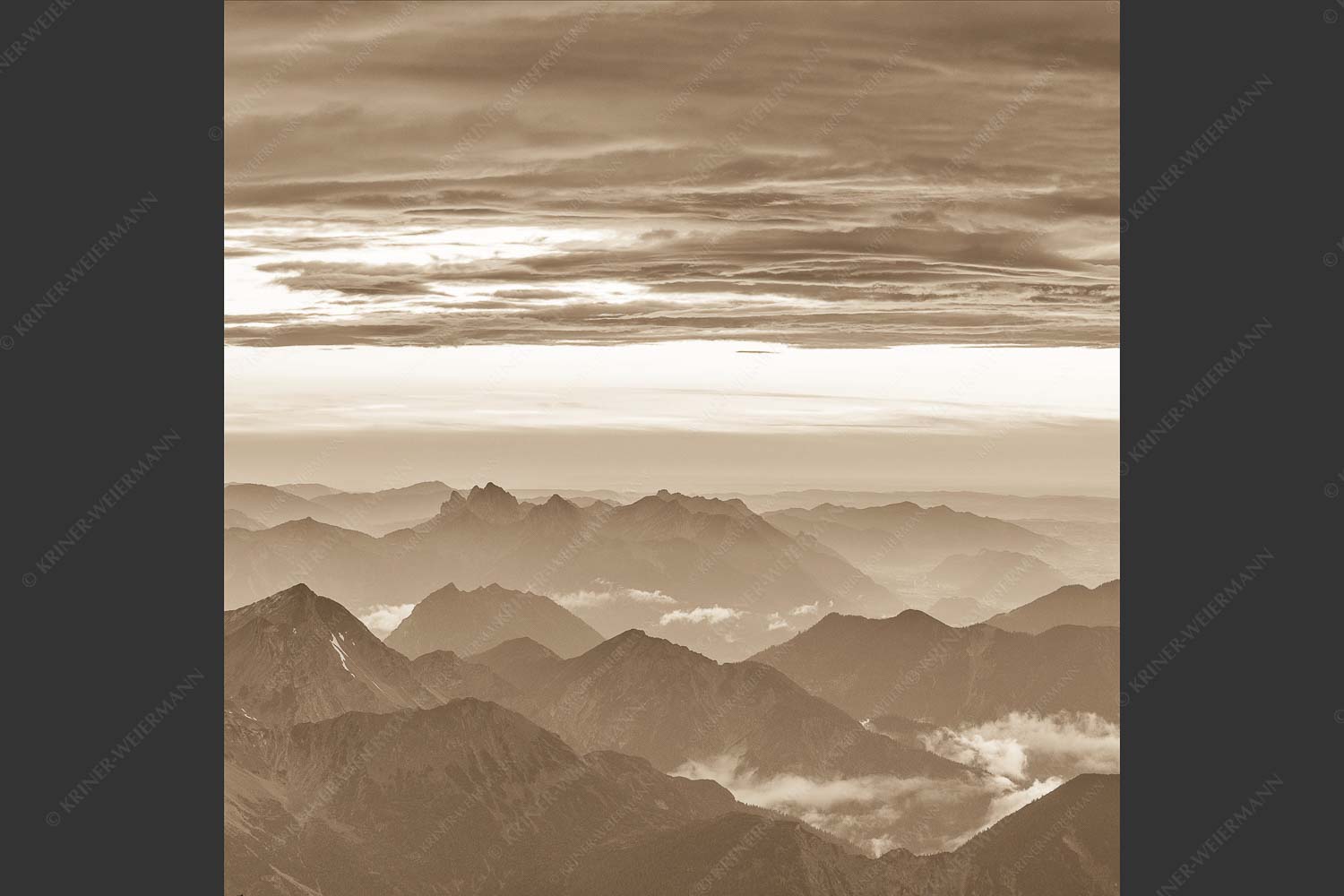 Blick von der Zugspitze über Thannheimer Berge nach einem Gewitterregen - Wetterberuhigung 1:1 sepia -- Zugspitze Abendstimmung - mehr Infos bei www.Kriner-Weiermann.de