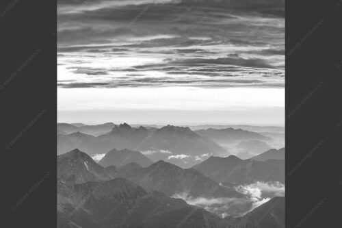 Blick von der Zugspitze über Thannheimer Berge nach einem Gewitterregen - Wetterberuhigung 1:1 sw -- Zugspitze Abendstimmung - mehr Infos bei www.Kriner-Weiermann.de