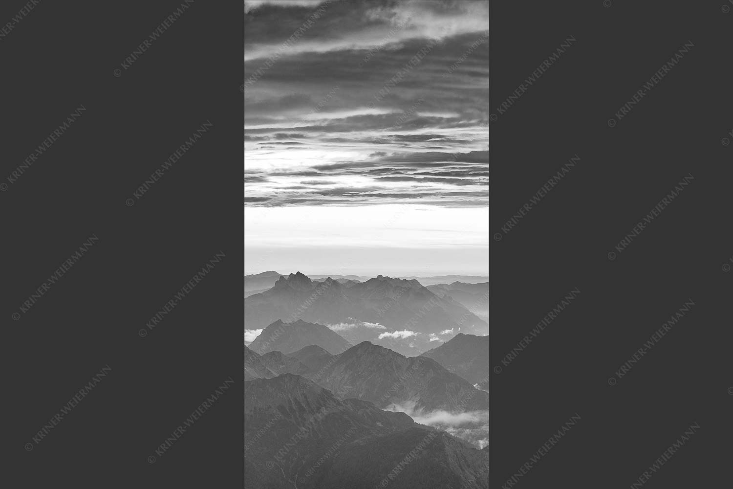 Blick von der Zugspitze über Thannheimer Berge nach einem Gewitterregen - Wetterberuhigung 1:2 sw -- Zugspitze Abendstimmung - mehr Infos bei www.Kriner-Weiermann.de